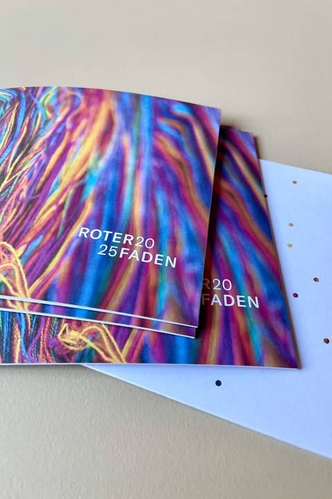 Faltkarte mit rotem Faden